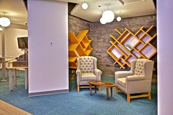 原木色元素元素辦公室前臺接待區(qū)設(shè)計(jì) 絕對能“唬住”客戶